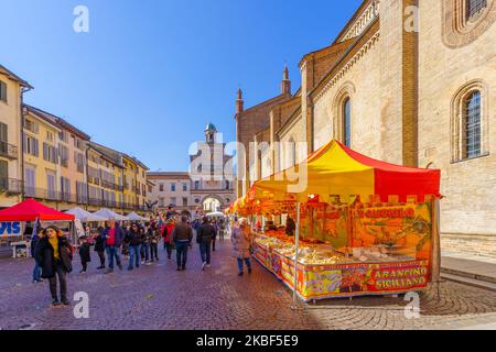 Crema, Italien - 27. Februar 2022: Karnevalsmarkt auf dem Platz der Kathedrale (Duomo), mit Einheimischen und Besuchern, in Crema, Lombardei, Norditalien Stockfoto