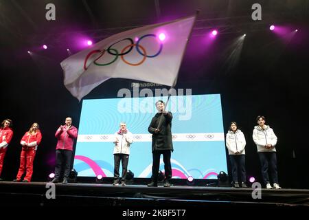 Eine Zeremonie zur Übergabe der olympischen Flagge, unterstützt vom Präsidenten des Internationalen Olympischen Komitees - Thomas Bach (Mitte), von einem Bürgermeister von Lausanne ( Gregoire Junod) an ein koreanisches Amtskollege während der Abschlussfeier am 13. Tag der Olympischen Jugend-Winterspiele Lausanne 2020 auf der Medal Plaza - Lausanne Flon, Schweiz am 22. Januar 2020. (Foto von Dominika Zarzycka/NurPhoto) Stockfoto