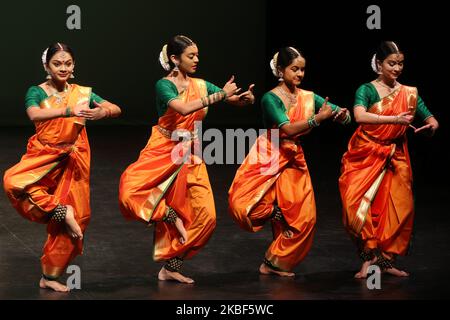 Tamilische Jugendliche führen am 12. Januar 2020 einen traditionellen Tanz während eines Kulturprogramms auf, das das Thai Pongal Festival in Markham, Ontario, Kanada, feiert. Das Fest des thailändischen Pongal ist ein Dankfest zu Ehren des Sonnengottes (Lord Surya) und feiert eine erfolgreiche Ernte. (Foto von Creative Touch Imaging Ltd./NurPhoto) Stockfoto