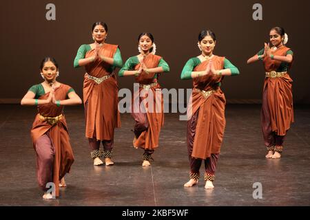 Tamilische Jugendliche führen am 12. Januar 2020 einen traditionellen Tanz während eines Kulturprogramms auf, das das Thai Pongal Festival in Markham, Ontario, Kanada, feiert. Das Fest des thailändischen Pongal ist ein Dankfest zu Ehren des Sonnengottes (Lord Surya) und feiert eine erfolgreiche Ernte. (Foto von Creative Touch Imaging Ltd./NurPhoto) Stockfoto