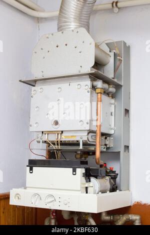 Reparatur eines Gaskessels im Haus an der Wand Stockfoto