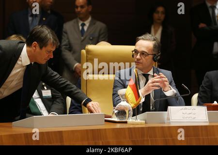 Der deutsche Außenminister Heiko Maas (R) nimmt am 23. Januar 2020 an einem Treffen der Nachbarländer Libyens in Algier, Algerien, Teil. Beamte aus Algerien, dem Tschad, Ägypten, Deutschland, Mali, Niger, Sudan und Tunesien trafen sich im Rahmen der internationalen Bemühungen um eine politische Lösung des Konflikts in Libyen (Foto: Bilral Bensalem/NurPhoto) Stockfoto