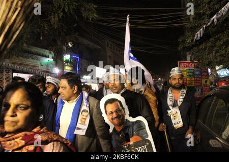 Unterstützer der Aam Aadmi Party und des Delhi-Chefs Arvind Kejriwal während einer Roadshow in Shahdara am 22. Januar 2020 in Neu-Delhi, Indien. (Foto von Mayank Makhija/NurPhoto) Stockfoto