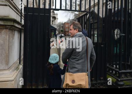 Richard Ratcliffe, der Ehemann der inhaftierten britisch-iranischen Frau Nazanin Zaghari-Ratcliffe und seine Tochter Gabriella kommen in der Downing Street in London an. Der britische Premierminister Boris Johnson traf sich heute mit der Familie von Nazanin Zaghari-Ratcliffe. Der britisch-iranische Staatsbürger ist seit April 2016 wegen Spionagevorwürfen im Iran inhaftiert. Am Donnerstag, den 23. Januar 2019, in London, Großbritannien. (Foto von Artur Widak/NurPhoto) Stockfoto