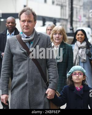 Richard Ratcliffe, der Ehemann der inhaftierten britisch-iranischen Frau Nazanin Zaghari-Ratcliffe, und seine Tochter Gabriella auf dem Weg zur Downing Street in London. Der britische Premierminister Boris Johnson traf sich heute mit der Familie von Nazanin Zaghari-Ratcliffe. Der britisch-iranische Staatsbürger ist seit April 2016 wegen Spionagevorwürfen im Iran inhaftiert. Am Donnerstag, den 23. Januar 2019, in London, Großbritannien. (Foto von Artur Widak/NurPhoto) Stockfoto