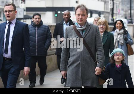 Richard Ratcliffe, der Ehemann der inhaftierten britisch-iranischen Frau Nazanin Zaghari-Ratcliffe, und seine Tochter Gabriella auf dem Weg zur Downing Street in London. Der britische Premierminister Boris Johnson traf sich heute mit der Familie von Nazanin Zaghari-Ratcliffe. Der britisch-iranische Staatsbürger ist seit April 2016 wegen Spionagevorwürfen im Iran inhaftiert. Am Donnerstag, den 23. Januar 2019, in London, Großbritannien. (Foto von Artur Widak/NurPhoto) Stockfoto