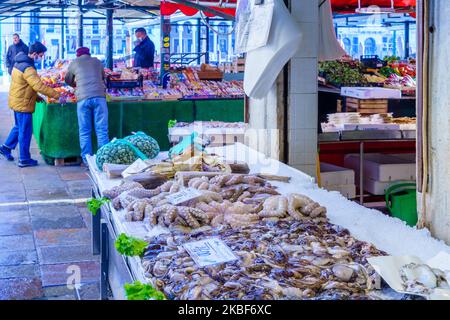 Venedig, Italien - 02. März 2022: Szene des Rialto-Marktes, mit Meeresfrüchten, Verkäufern und Einkäufern, in Venedig, Venetien, Norditalien Stockfoto