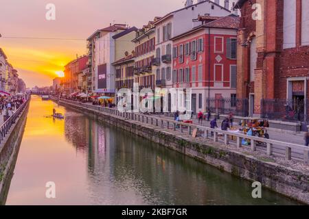 Mailand, Italien - 02. März 2022: Blick auf den Naviglio Grande Kanal bei Sonnenuntergang, mit Einheimischen und Besuchern, in Navigli, Mailand, Lombardei, Norditalien Stockfoto