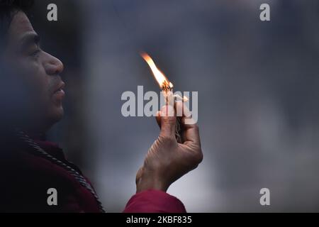 Ein nepalesischer Anhänger, der am 24. Januar 2020 während des Madhav Narayan Festivals eine Butterlampe anbietet, oder Swasthani Brata Katha im Pashupathnath Tempel, Kathmandu, Nepal. Nepalesische Hindu-Frauen beobachten ein Fasten und beten zur Göttin Swasthani für ein langes Leben ihrer Ehemänner und den Wohlstand ihrer Familie während einer einmonatigen Fastenfestfeier. (Foto von Narayan Maharjan/NurPhoto) Stockfoto