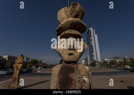 Maüll Dome. Skulpturen, die von den Künstlern der Pillan Mamüll Werkstatt in recycelten Edelhölzern geschnitzt wurden, die auf der Plaza de la Dignidad, im Zentrum von Santiago de Chile, Und repräsentieren die Urvölker vom Norden bis zum Süden des Landes und nehmen so eine Petroglyphe aus dem halbwüchsigen Norden, die einen Schamanen symbolisiert, einen Maüll Dome, der in diesem Fall die weibliche Mapuche-Essenz identifiziert, und einen Selk'nam-Geist von Feuerland. Demonstrationen auf dem sogenannten "Dignity Square". Am 23. Januar 2020 kam es in Santiago, Chile, zu Zusammenstößen zwischen Demonstranten und dem Aufstand der pólice. (Foto von Fernando Stockfoto