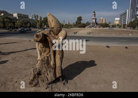 Selk'nam Geist. Skulpturen, die von den Künstlern der Pillan Mamüll Werkstatt in recycelten Edelhölzern geschnitzt wurden, die auf der Plaza de la Dignidad, im Zentrum von Santiago de Chile, Und repräsentieren die Urvölker vom Norden bis zum Süden des Landes und nehmen so eine Petroglyphe aus dem halbwüchsigen Norden, die einen Schamanen symbolisiert, einen Maüll Dome, der in diesem Fall die weibliche Mapuche-Essenz identifiziert, und einen Selk'nam-Geist von Feuerland. Demonstrationen auf dem sogenannten "Dignity Square". Am 23. Januar 2020 kam es in Santiago, Chile, zu Zusammenstößen zwischen Demonstranten und dem Aufstand der pólice. (Foto von Fer Stockfoto