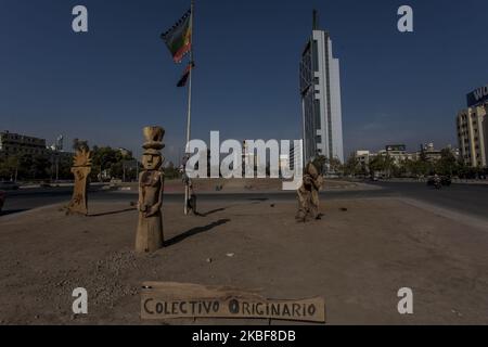 Skulpturen, die von den Künstlern der Pillan Mamüll Werkstatt in recycelten Edelhölzern geschnitzt wurden, die auf der Plaza de la Dignidad, im Zentrum von Santiago de Chile, Und repräsentieren die Urvölker vom Norden bis zum Süden des Landes und nehmen so eine Petroglyphe aus dem halbwüchsigen Norden, die einen Schamanen symbolisiert, einen Maüll Dome, der in diesem Fall die weibliche Mapuche-Essenz identifiziert, und einen Selk'nam-Geist von Feuerland. Demonstrationen auf dem sogenannten "Dignity Square". Am 23. Januar 2020 kam es in Santiago, Chile, zu Zusammenstößen zwischen Demonstranten und dem Aufstand der pólice. (Foto von Fernando Lavoz/NurPh Stockfoto