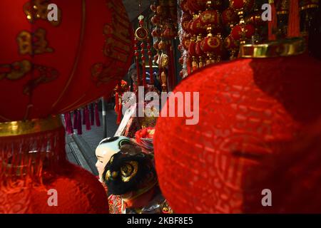Eine Verkäuferin arrangiert ihren Stand am Straßenrand mit traditionellen chinesischen Dekorationen während der Neujahrsfeier in Chinatown, Bangkok, Thailand, am 24. Januar 2020. (Foto von Anusak Laowias/NurPhoto) Stockfoto