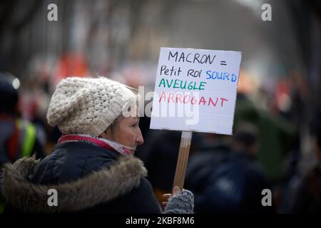 Eine Frau hält ein Plakat mit der Aufschrift „Macron, kleiner König, taub, blind und aufsehenlos“. Tausende Demonstranten demonstrierten in Toulouse zur Demonstration 7., die von fast allen Gewerkschaften (CGT, Sud, UNL, UNEF, FO, CFE-CGC usw.). Es ist der 51.. Tag der Proteste, Streiks und Aktionen. Die Demonstranten fordern den Rückzug der neuen Rentenreform (Alter, Rente, Bedingungen usw.). Macrons Regierung schlägt einen Wechsel von einem Renten-System nach dem Entgelt in ein System nach Punkten (Kapitalisierung) vor. Die französische Regierung will auch eine Vereinheitlichung aller Rentensysteme in Frankreich (mit Ausnahme von Polizisten, Stockfoto