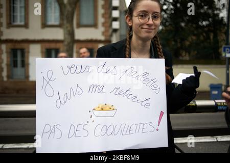 Eine junge Frau hält ein Plakat mit der Aufschrift „für meinen Ruhestand bevorzuge ich Flocken anstatt Nudelschalen“. Tausende Demonstranten demonstrierten in Toulouse zur Demonstration 7., die von fast allen Gewerkschaften (CGT, Sud, UNL, UNEF, FO, CFE-CGC usw.). Es ist der 51.. Tag der Proteste, Streiks und Aktionen. Die Demonstranten fordern den Rückzug der neuen Rentenreform (Alter, Rente, Bedingungen usw.). Macrons Regierung schlägt einen Wechsel von einem Renten-System nach dem Entgelt in ein System nach Punkten (Kapitalisierung) vor. Die französische Regierung will auch eine Vereinheitlichung aller Rentensysteme in Frankreich (z. Stockfoto