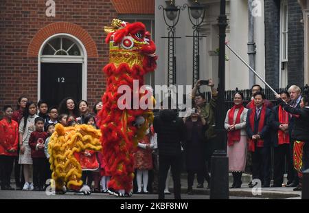 Der britische Premierminister Boris Johnson sieht sich eine Aufführung während der Feierlichkeiten zum chinesischen Neujahrsfest in der Downing Street in London an. Am Freitag, den 24. Januar 2019, in London, Großbritannien. (Foto von Artur Widak/NurPhoto) Stockfoto