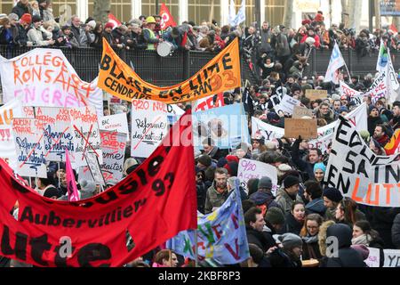 Demonstranten marschieren am 24. Januar 2020 in einer Straße in Paris während einer Demonstration gegen die Rentenreform der Regierung, die nach wochenlangen Streiks durch Gewerkschaften offiziell enthüllt wird und warnt, dass Millionen von Menschen länger arbeiten müssen. Es wird der siebte Tag von Massenkundgebungen sein, seit am 5. Dezember ein lähmender Verkehrsstreik von Gewerkschaften eingeleitet wurde, die darauf hofften, den französischen Präsidenten zu zwingen, seinen Drücker für ein „universelles“ Rentensystem zu unterlassen. Die Reform würde 42 getrennte Regime, einige davon seit Hunderten von Jahren, wegfegen, die dem öffentlichen secto Vorruhestandsregelungen und andere Leistungen anbieten Stockfoto