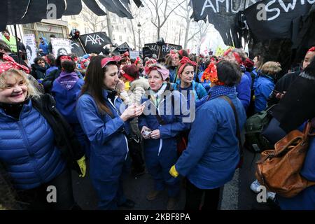 Feministische AktivistInnen, die als traditionelle Putzfrauen gekleidet sind, nehmen am 24. Januar 2020 an einer Demonstration in Paris gegen die Rentenreform der Regierung Teil, die nach wochenlangen Streiks durch Gewerkschaften offiziell enthüllt wird, die davor warnen, dass Millionen von Menschen länger arbeiten müssen. Es wird der siebte Tag von Massenkundgebungen sein, seit am 5. Dezember ein lähmender Verkehrsstreik von Gewerkschaften eingeleitet wurde, die darauf hofften, den französischen Präsidenten zu zwingen, seinen Drücker für ein „universelles“ Rentensystem zu unterlassen. Die Reform würde 42 separate Regime, die teilweise Hunderte von Jahren zurückreichen und Vorruhestandsregelungen anbieten, wegfegen Stockfoto