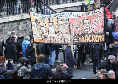 Demonstranten marschieren am 24. Januar 2020 in einer Straße in Paris während einer Demonstration gegen die Rentenreform der Regierung, die nach wochenlangen Streiks durch Gewerkschaften offiziell enthüllt wird und warnt, dass Millionen von Menschen länger arbeiten müssen. Es wird der siebte Tag von Massenkundgebungen sein, seit am 5. Dezember ein lähmender Verkehrsstreik von Gewerkschaften eingeleitet wurde, die darauf hofften, den französischen Präsidenten zu zwingen, seinen Drücker für ein „universelles“ Rentensystem zu unterlassen. Die Reform würde 42 getrennte Regime, einige davon seit Hunderten von Jahren, wegfegen, die dem öffentlichen secto Vorruhestandsregelungen und andere Leistungen anbieten Stockfoto