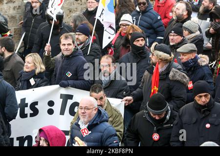 Der Gewerkschaftsführer der CGT, Philippe Martinez (C), nimmt am 24. Januar 2020 in Paris an einer Demonstration gegen die Rentenreform der Regierung Teil, die nach wochenlangen Streiks durch Gewerkschaften offiziell enthüllt wird, die davor warnen, dass Millionen von Menschen länger arbeiten müssen. Es wird der siebte Tag von Massenkundgebungen sein, seit am 5. Dezember ein lähmender Verkehrsstreik von Gewerkschaften eingeleitet wurde, die darauf hofften, den französischen Präsidenten zu zwingen, seinen Drücker für ein „universelles“ Rentensystem zu unterlassen. Die Reform würde 42 getrennte Regime, einige davon seit Hunderten von Jahren, wegfegen, die Vorruhestandsregelungen und andere Vorteile bieten Stockfoto