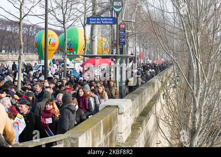 Demonstranten marschieren am 24. Januar 2020 in einer Straße in Paris während einer Demonstration gegen die Rentenreform der Regierung, die nach wochenlangen Streiks durch Gewerkschaften offiziell enthüllt wird und warnt, dass Millionen von Menschen länger arbeiten müssen. Es wird der siebte Tag von Massenkundgebungen sein, seit am 5. Dezember ein lähmender Verkehrsstreik von Gewerkschaften eingeleitet wurde, die darauf hofften, den französischen Präsidenten zu zwingen, seinen Drücker für ein „universelles“ Rentensystem zu unterlassen. Die Reform würde 42 getrennte Regime, einige davon seit Hunderten von Jahren, wegfegen, die dem öffentlichen secto Vorruhestandsregelungen und andere Leistungen anbieten Stockfoto