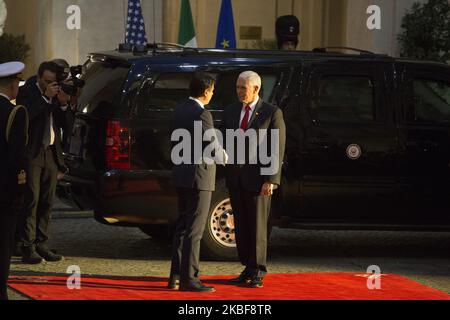 Der italienische Premier Giuseppe Conte (L) begrüßt den US-Vizepräsidenten Mike Pence (R) am 24. Januar 2020 im Chigi Palace in Rom. (Foto von Christian Minelli/NurPhoto) Stockfoto