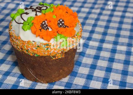 Schöner Osterkuchen auf dem Tisch für die Osterferien Stockfoto