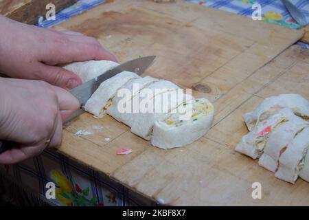 Koch Frau macht japanische Sushi-Rollen in der Küche Stockfoto