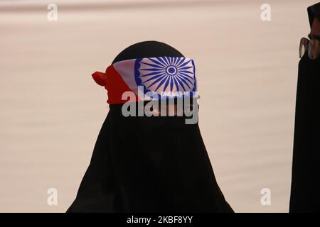 Ein Demonstrator trägt am 24. Januar 2020 in Mumbai, Indien, ein Stirnband mit der indischen Nationalflagge Citizenship Amendment Act (CAA), dem National Register of Citizens (NRC) und dem National Population Register (NRP). (Foto von Himanshu Bhatt/NurPhoto) Stockfoto