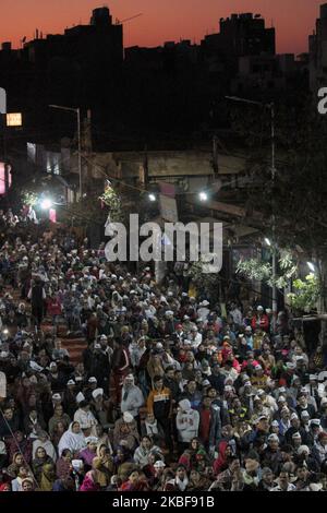 Anhänger der Aam Aadmi Party jubeln dem Premierminister von Delhi, Arvind Kejriwal, während einer öffentlichen Versammlung zu, während sie sich im Vorfeld der Parlamentswahlen in Delhi am 24. Januar 2020 in Nangloi Jat in Neu-Delhi, Indien, für eine Kampagne einsetzen. (Foto von Mayank Makhija/NurPhoto) Stockfoto