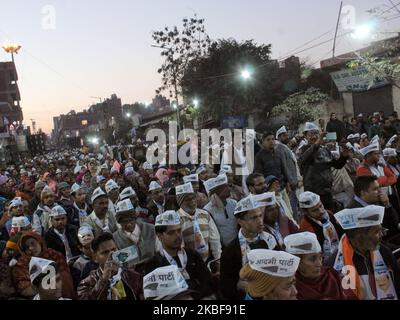 Anhänger der Aam Aadmi Party jubeln dem Premierminister von Delhi, Arvind Kejriwal, während einer öffentlichen Versammlung zu, während sie sich im Vorfeld der Parlamentswahlen in Delhi am 24. Januar 2020 in Nangloi Jat in Neu-Delhi, Indien, für eine Kampagne einsetzen. (Foto von Mayank Makhija/NurPhoto) Stockfoto