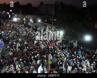 Anhänger der Aam Aadmi Party jubeln dem Premierminister von Delhi, Arvind Kejriwal, während einer öffentlichen Versammlung zu, während sie sich im Vorfeld der Parlamentswahlen in Delhi am 24. Januar 2020 in Nangloi Jat in Neu-Delhi, Indien, für eine Kampagne einsetzen. (Foto von Mayank Makhija/NurPhoto) Stockfoto