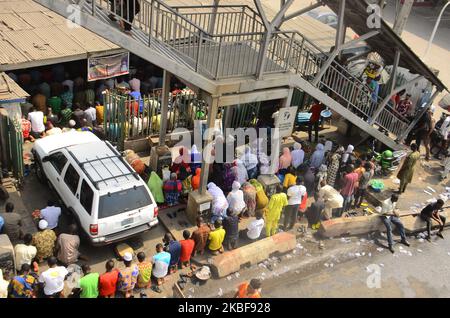 Muslime beten einen jumat-Gottesdienst in Ojota unter der Brücke in Lagos, 24. Januar 2020. (Foto von Olukayode Jaiyeola/NurPhoto) Stockfoto