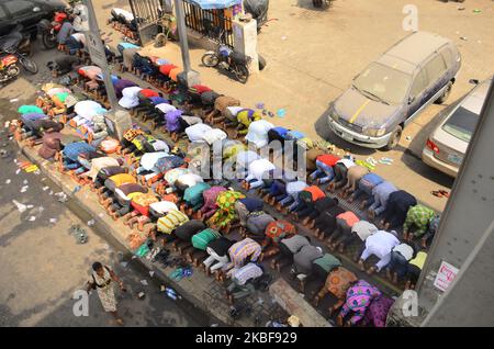 Muslime beten einen jumat-Gottesdienst in Ojota unter der Brücke in Lagos, 24. Januar 2020. (Foto von Olukayode Jaiyeola/NurPhoto) Stockfoto