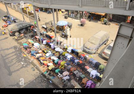 Muslime beten einen jumat-Gottesdienst in Ojota unter der Brücke in Lagos, 24. Januar 2020. (Foto von Olukayode Jaiyeola/NurPhoto) Stockfoto