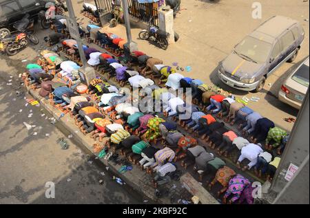 Muslime beten einen jumat-Gottesdienst in Ojota unter der Brücke in Lagos, 24. Januar 2020. (Foto von Olukayode Jaiyeola/NurPhoto) Stockfoto