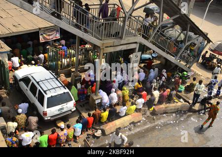 Muslime beten einen jumat-Gottesdienst in Ojota unter der Brücke in Lagos, 24. Januar 2020. (Foto von Olukayode Jaiyeola/NurPhoto) Stockfoto