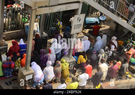 Muslime beten einen jumat-Gottesdienst in Ojota unter der Brücke in Lagos, 24. Januar 2020. (Foto von Olukayode Jaiyeola/NurPhoto) Stockfoto