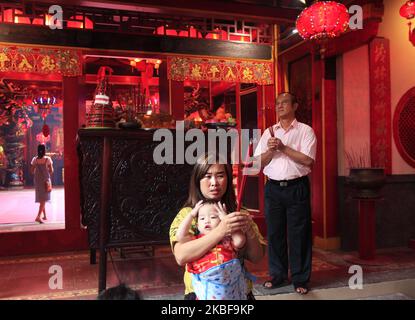 Menschen halten Räucherstäbchen in der Hand, während sie am 25. Januar 2020 in Bogor, West Java, Indonesien, während der Mondnacht im Dhanagun-Tempel beten. Das chinesische Neujahr, das dieses Jahr auf den 25.. Januar fällt, wird auch als „Frühlingsfest“ oder „Mondneujahr“ bezeichnet und begrüßt das Jahr der Ratte. (Foto von Adriana Adie/NurPhoto) Stockfoto