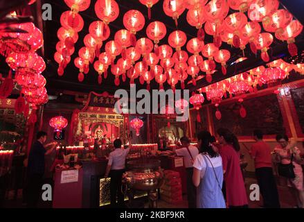 Menschen halten Räucherstäbchen in der Hand, während sie am 25. Januar 2020 in Bogor, West Java, Indonesien, während der Mondnacht im Dhanagun-Tempel beten. Das chinesische Neujahr, das dieses Jahr auf den 25.. Januar fällt, wird auch als „Frühlingsfest“ oder „Mondneujahr“ bezeichnet und begrüßt das Jahr der Ratte. (Foto von Adriana Adie/NurPhoto) Stockfoto