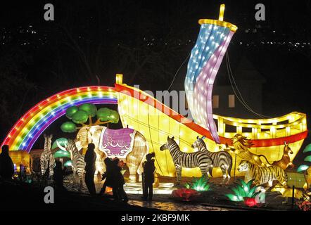 Besucher besuchen am 24. Januar 2020 das Fest der chinesischen Laternen auf dem Gesangsfeld in Kiew, Ukraine. Das chinesische Neujahr oder das Mondneujahr, auch bekannt als Frühlingsfest auf dem chinesischen Festland, beginnt am 25. Januar 2020, dem Jahr der Ratte. (Foto von STR/NurPhoto) Stockfoto