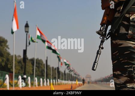 Indische paramilitärische Kräfte stehen am 25. Januar 2020 vor dem Tag der Republik in Indien in der Nähe von Rajpath in Neu-Delhi, Indien, auf. Gesichtserkennungssystem und Drohnen sind Teil der Maßnahmen, die die Polizei von Delhi vor dem Tag der Republik in der Hauptstadt ergriffen hat, wo 10, 000 Sicherheitspersonal eingesetzt wurden, um Mahnwachen zu halten. Hunderte von CCTVs wurden ebenfalls als Teil der Sicherheitseinrichtungen installiert. (Foto von Nasir Kachroo/NurPhoto) Stockfoto