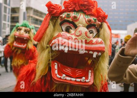 Am 25. Januar 2020 nehmen Menschen an einer Prozession des Drachentanzes während der chinesischen Neujahrs-Feier 2020 in Den Haag, Niederlande, Teil. (Foto von Ying Tang/NurPhoto) Stockfoto