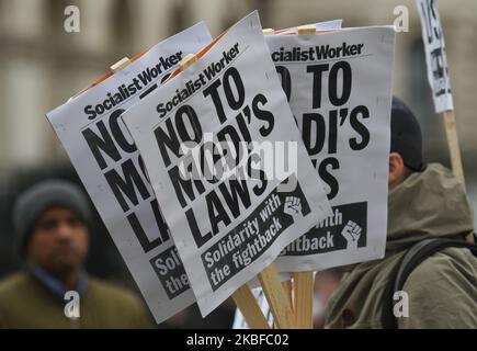 Aktivisten während des Protests gegen Modi's Faschismus in Indien, gesehen gegenüber der Downing Street 10, in London, Großbritannien, am 25. Januar 2020. Mitglieder mehrerer Organisationen unter der Führung der South Asia Solidarity Group, der SOAS India Society und der Kashmir Solidarity Movement nahmen an dem globalen Aktionstag Teil, um sich solidarisch mit dem Widerstand in Indien gegen die Regierung Narendra Modi zu zeigen. (Foto von Artur Widak/NurPhoto) Stockfoto