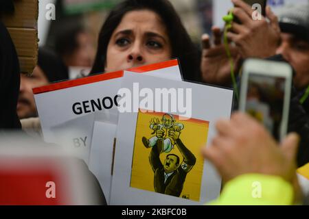 Aktivisten während des Protests gegen Modi's Faschismus in Indien, gesehen gegenüber der Downing Street 10, in London, Großbritannien, am 25. Januar 2020. Mitglieder mehrerer Organisationen unter der Führung der South Asia Solidarity Group, der SOAS India Society und der Kashmir Solidarity Movement nahmen an dem globalen Aktionstag Teil, um sich solidarisch mit dem Widerstand in Indien gegen die Regierung Narendra Modi zu zeigen. (Foto von Artur Widak/NurPhoto) Stockfoto