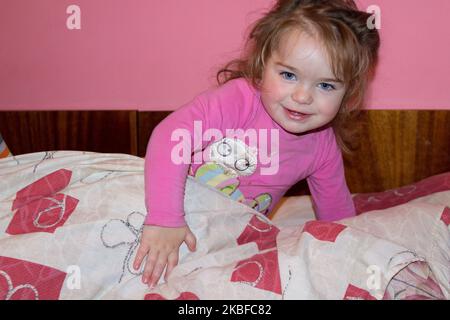 Schönes kleines Mädchen geht ins Bett Stockfoto