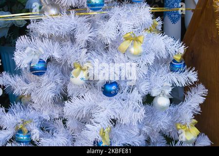 Verzierte Weihnachtsbaum Weihnachtskugeln sind blau und weiß Stockfoto