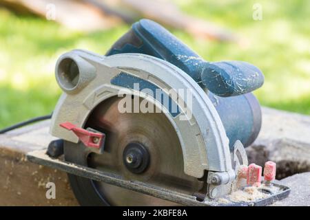 Kreissäge elektrische Werkzeuge mit Holzschnitzelholz Stockfoto