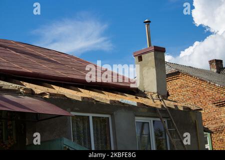 Dachdetails in einer alten Scheune auf einem britischen Bauernhof Stockfoto