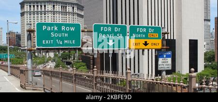 New York united States 21, Mai 2018 Richtungszeichen auf der Gantry über dem FDR Drive in Manhattan Stockfoto